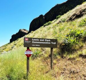 Sign near Columbia River bluffs signifying trail route